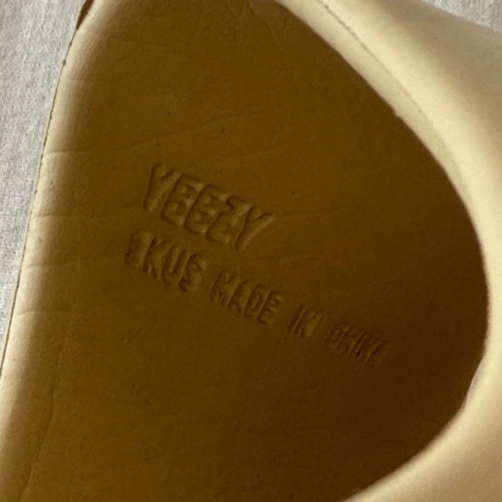 Adidas Yeezy Kids Slides in color bone - Picture 2 of 6